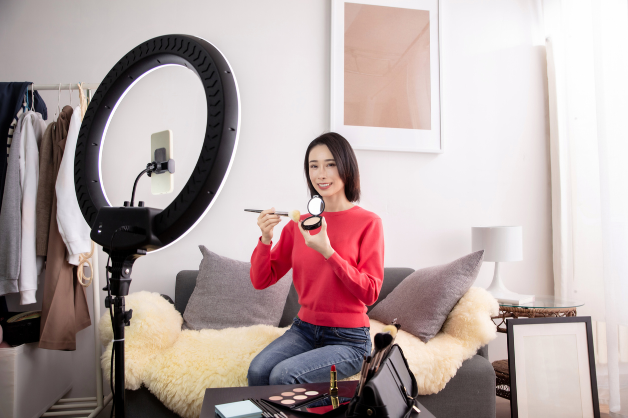 young asian woman live streaming to teaching make up online